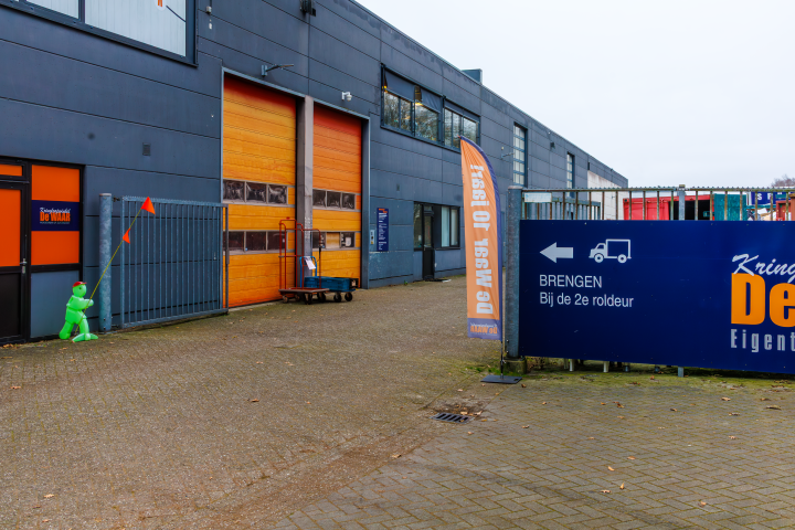 Achterzijde van Kringloopwinkel De WAAR waar spullen kunnen worden gebracht